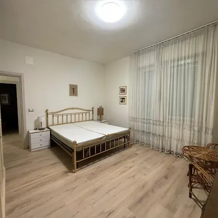 4 E 5 In Centro, Con Giardino, A 150 M Dal Mare דירה פינטו