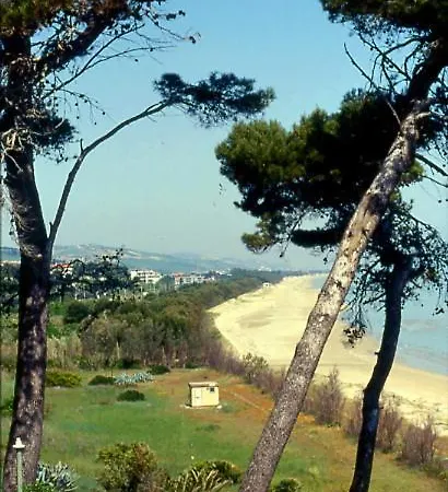 4 E 5 In Centro, Con Giardino, A 150 M Dal Mare Pineto