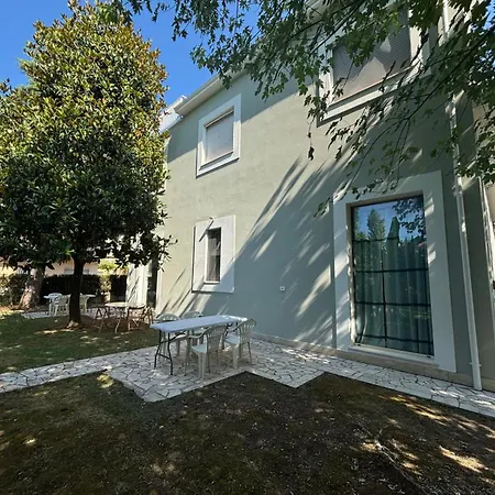 4 E 5 In Centro, Con Giardino, A 150 M Dal Mare דירה פינטו