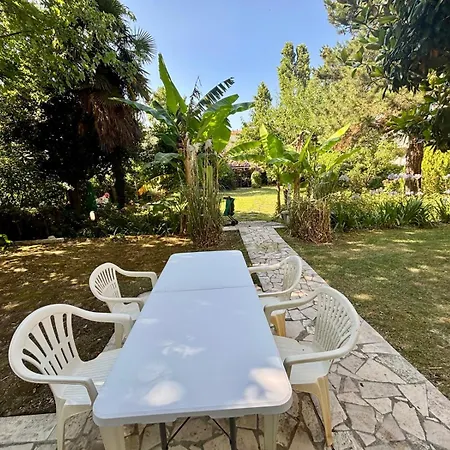 דירה 4 E 5 In Centro, Con Giardino, A 150 M Dal Mare